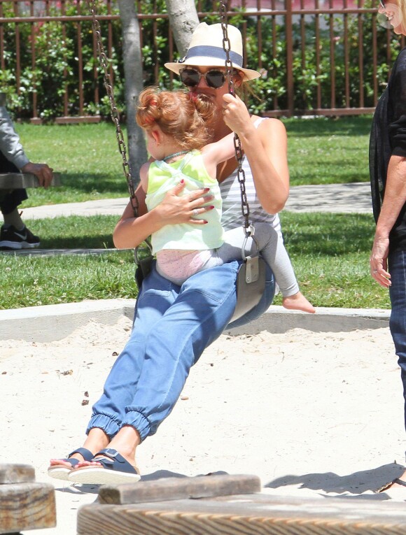 Jessica Alba et sa fille Haven font de la balançoire à Beverly Hills, Los Angeles, le 31 mai 2014.