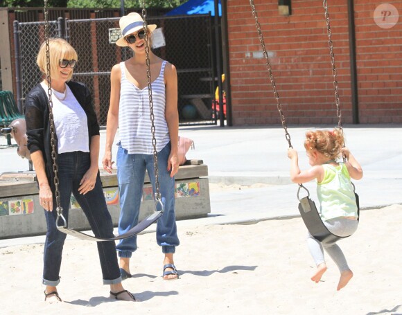 Jessica Alba et sa fille Haven font de la balançoire à Beverly Hills, Los Angeles, le 31 mai 2014.