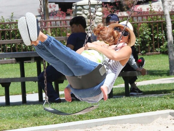 La belle Jessica Alba et sa fille Haven font de la balançoire à Beverly Hills, Los Angeles, le 31 mai 2014.