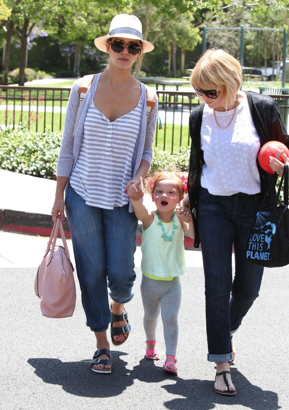 Jessica Alba et sa fille Haven font de la balançoire à Beverly Hills, Los Angeles, le 31 mai 2014.