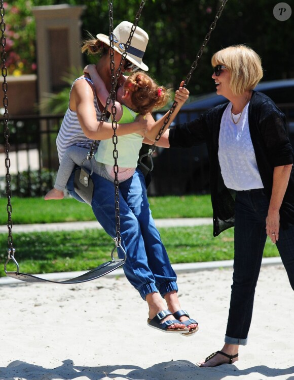 Jessica Alba et sa fille Haven font de la balançoire à Beverly Hills, Los Angeles, le 31 mai 2014.