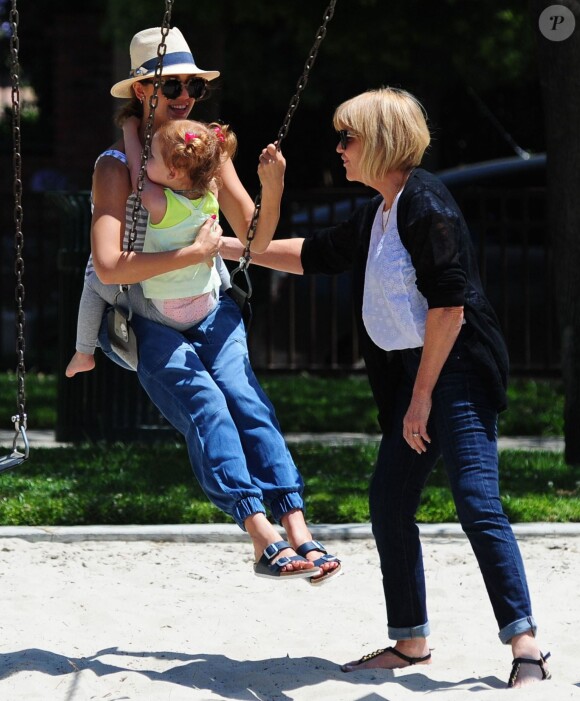 Jessica Alba, sa mère et sa fille Haven font de la balançoire à Beverly Hills, Los Angeles, le 31 mai 2014.