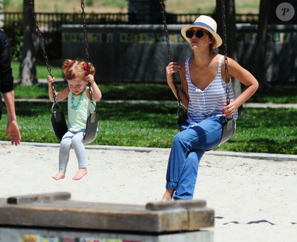 Jessica Alba et sa fille Haven font de la balançoire à Beverly Hills, Los Angeles, le 31 mai 2014.