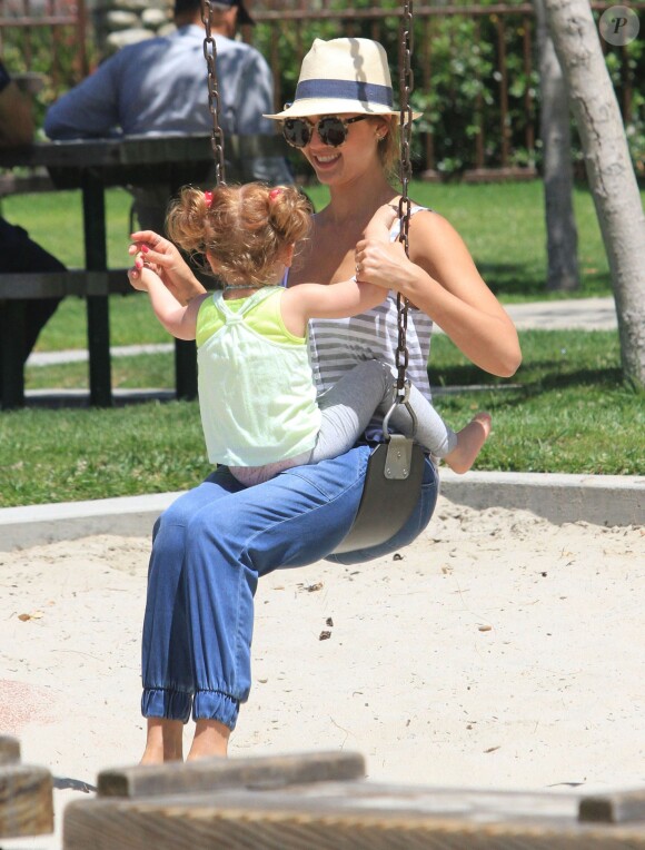 Jessica Alba et sa fille Haven font de la balançoire à Beverly Hills, Los Angeles, le 31 mai 2014.
