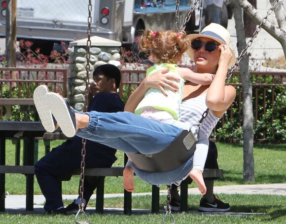Jessica Alba et sa fille Haven font de la balançoire à Beverly Hills, Los Angeles, le 31 mai 2014.