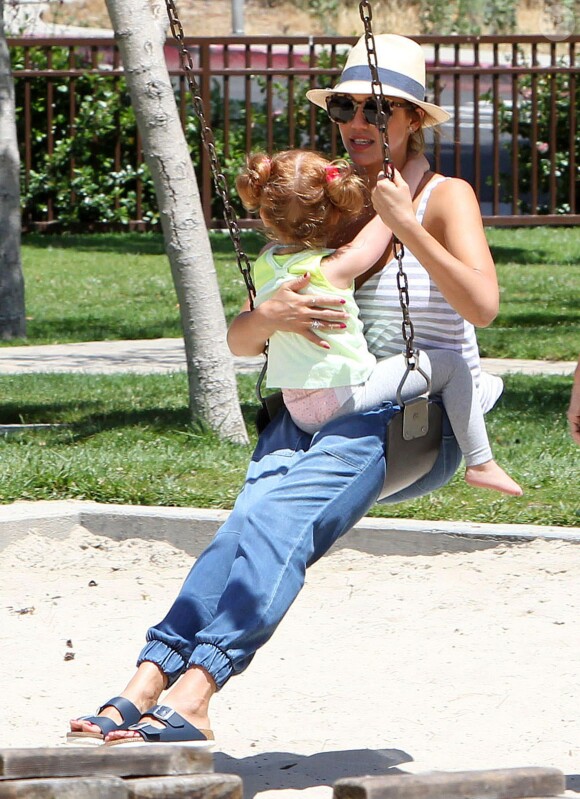 Jessica Alba et sa fille Haven font de la balançoire à Beverly Hills, Los Angeles, le 31 mai 2014.