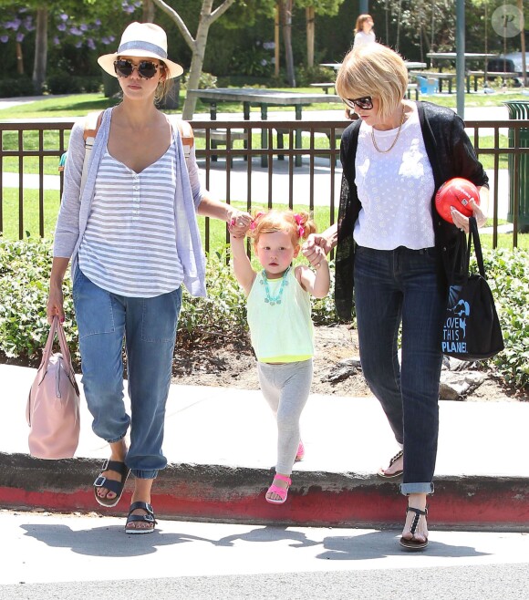 Jessica Alba et sa fille Haven font de la balançoire à Beverly Hills, Los Angeles, le 31 mai 2014.