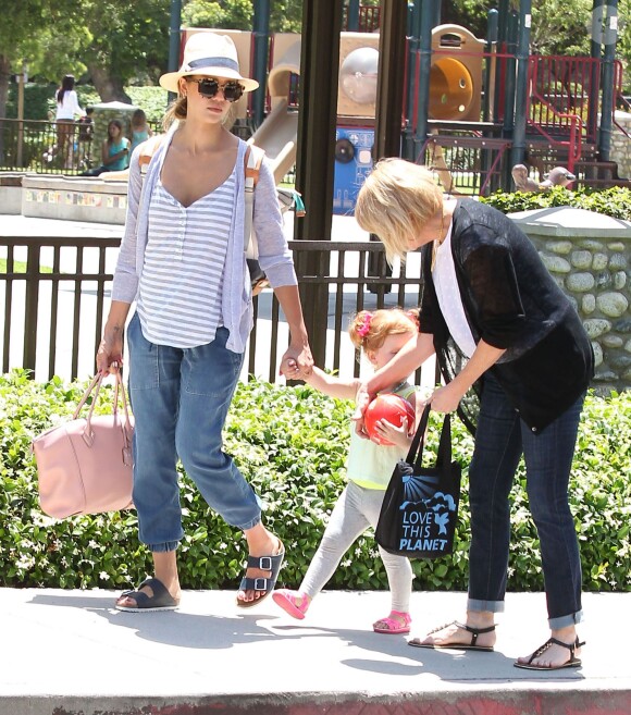 Jessica Alba et sa fille Haven font de la balançoire à Beverly Hills, Los Angeles, le 31 mai 2014.