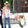 Jessica Alba et sa fille Haven font de la balançoire à Beverly Hills, Los Angeles, le 31 mai 2014.