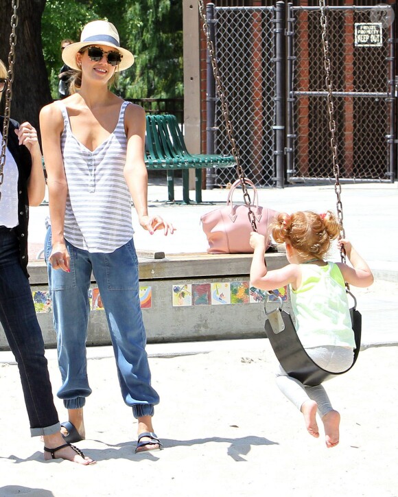 Jessica Alba et sa fille Haven font de la balançoire à Beverly Hills, Los Angeles, le 31 mai 2014.