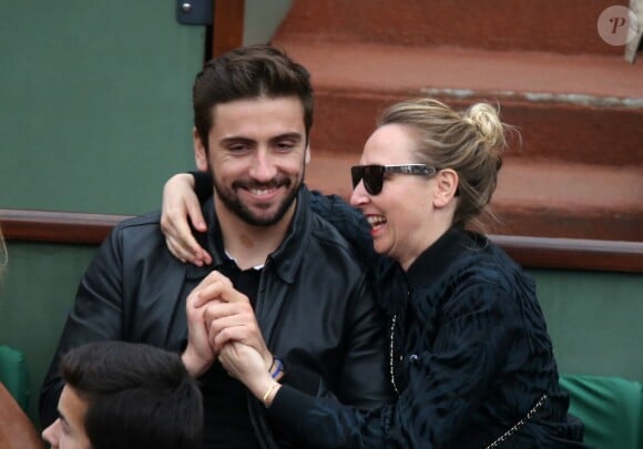 L'actrice Audrey Lamy et son compagnon Thomas dans les tribunes du tournoi de Roland-Garros à Paris, le 1er juin 2014.