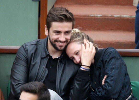 Audrey Lamy et son tendre Thomas dans les tribunes du tournoi de Roland-Garros à Paris, le 1er juin 2014.