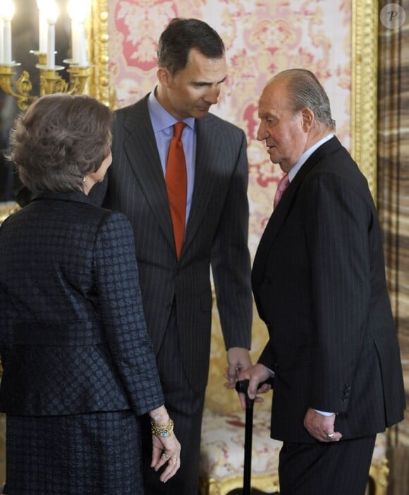 Le roi Juan Carlos et la reine Sofia d'Espagne, et le prince Felipe - La famille royale d'Espagne assiste au déjeuner du prix Cervantes pour la littérature espagnole et ibéro-américaine au palais royal à Madrid le 22 avril 2014. 