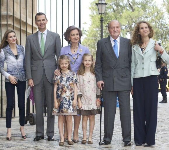 La princesse Letizia, le prince Felipe, la reine Sofia d'Espagne, les princesses Sofia et Leonor de Borbón Ortiz, le roi Juan Carlos et l'infante Elena d'Espagne le 20 avril 2014 à Palma de Mallorca. 