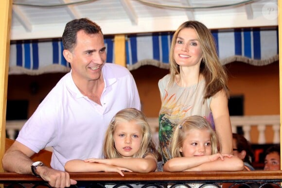 Felipe d'Espagne et Letizia avec leurs filles Leonor et Sofia à Majorque en août 2012. 