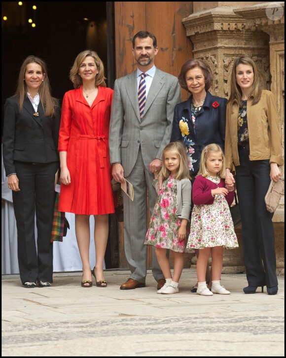 La reine Sofia d'Espagne, Felipe, Letizia, leurs filles Leonor et Sofia, la princesse Elena et Cristina à Majorque le 24 avril 2011. 