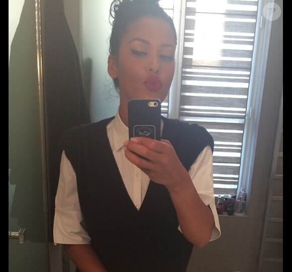 Ayem Nour sexy avec un rouge à lèvres rouge. Instagram. Mai 2014.