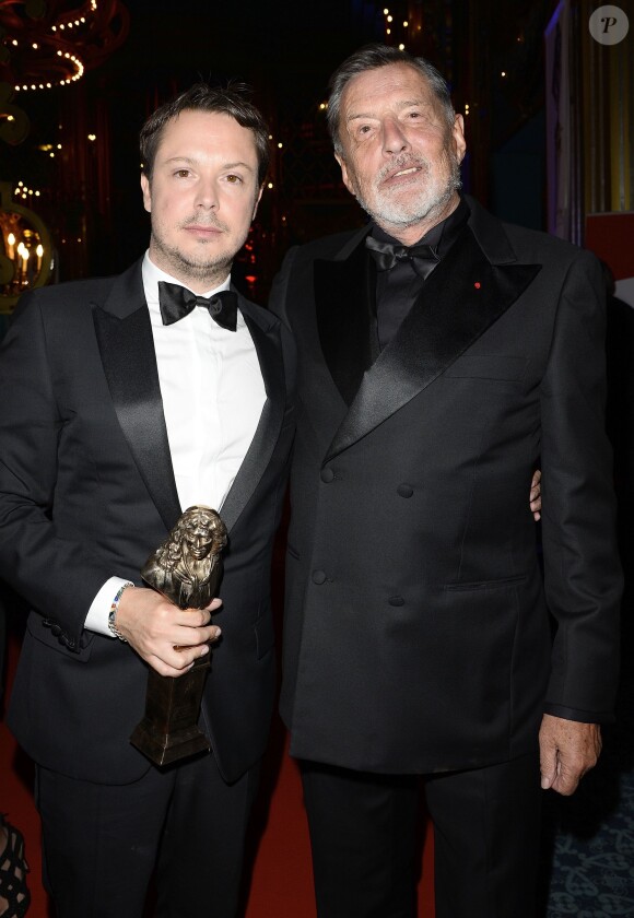 Davy Sardou (prix du meilleur acteur dans un second rôle) et Jean-Claude Camus lors de la 26e nuit des Molières aux Folies Bergère à Paris, le 2 juin 2014.