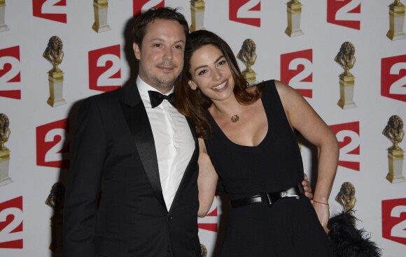 Davy Sardou (prix du meilleur acteur dans un second rôle) et sa femme Noémie Elbaz lors de la 26e nuit des Molières aux Folies Bergère à Paris, le 2 juin 2014.