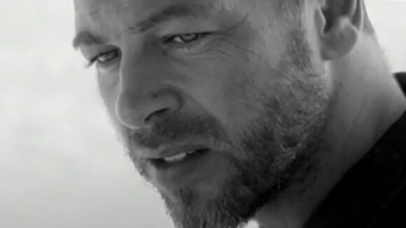 Christophe Maé : Pensif et solitaire en plein désert dans le clip de ''Charly''