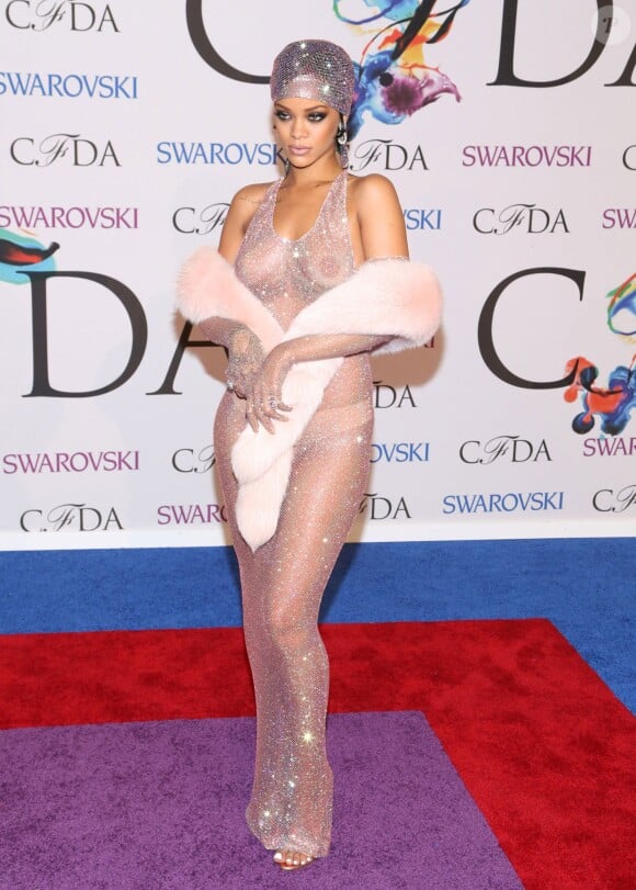 Rihanna entièrement nue sur le tapis rouge de la soirée des CFDA Fashion Awards 2014 à New York, le 2 juin 2014.
