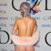Rihanna entièrement nue sur le red carpet de la soirée des CFDA Fashion Awards 2014 à New York, le 2 juin 2014.
