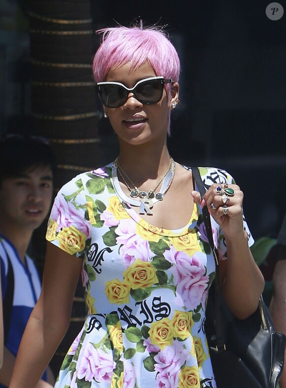 Rihanna, avec une perruque rose, fait du shopping avec une amie à Los Angeles, le 16 mai 2014.