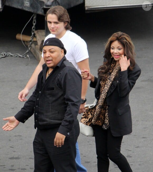 LaToya Jackson en compagnie de Jeffre Phillips et de son neveu Prince, en visite sur le tournage de la série "90210" à Los Angeles, le 4 mars 2013.