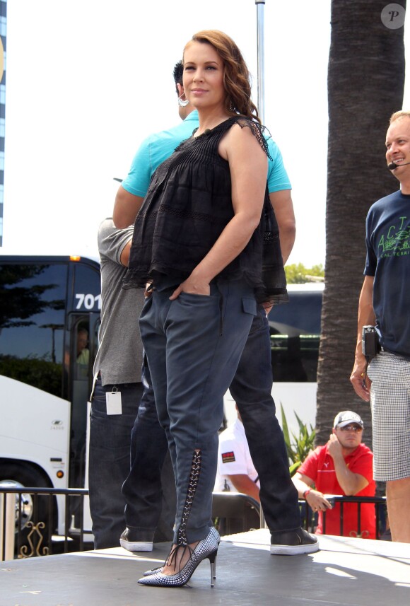 Alyssa Milano enceinte sur le plateau de l'émission "Extra" à Universal City le 3 juin 2014.