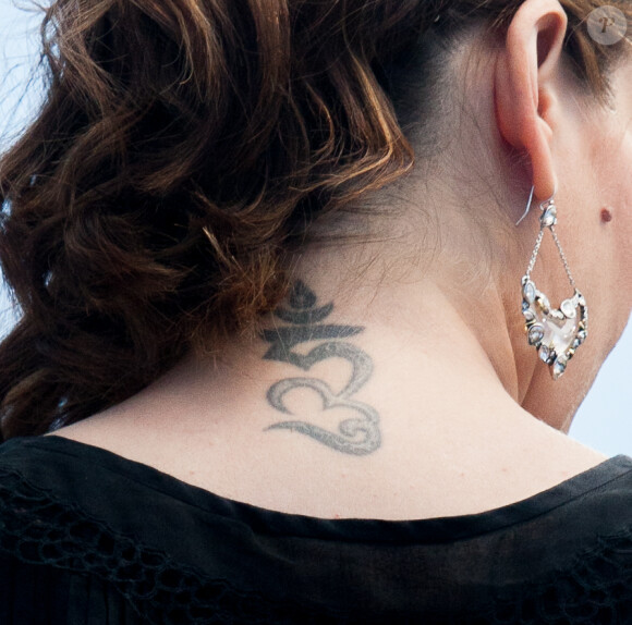 Alyssa Milano tatouée sur le plateau de l'émission "Extra" à Universal City le 3 juin 2014.