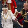 Elizabeth II et le duc d'Edimbourg main dans la main. Image de la cérémonie d'inauguration du Parlement, dans la Chambre des Lords au Palais de Westminster, par la reine Elizabeth II, le 4 juin 2014. Le rendez-vous rituel au cours duquel la monarque présente l'agenda politique du gouvernement a été perturbé par le malaise d'un jeune page...