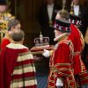 Image de la cérémonie d'inauguration du Parlement, dans la Chambre des Lords au Palais de Westminster, par la reine Elizabeth II, le 4 juin 2014. Le rendez-vous rituel au cours duquel la monarque présente l'agenda politique du gouvernement a été perturbé par le malaise d'un jeune page...