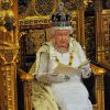 La reine Elizabeth II lors de son discours du Trône 2014, pendant lequel un jeune page de 12ans s'est évanoui. Image de la cérémonie d'inauguration du Parlement, dans la Chambre des Lords au Palais de Westminster, par la reine Elizabeth II, le 4 juin 2014.