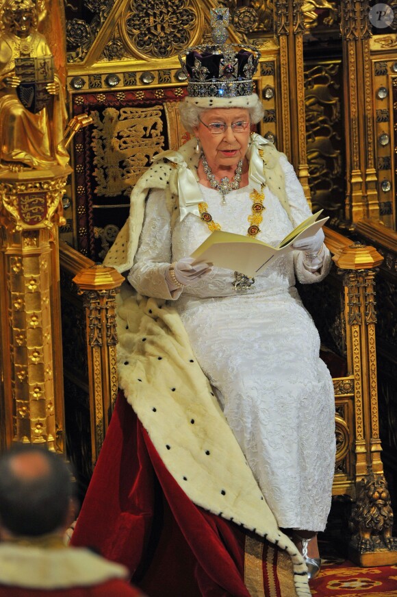 La reine Elizabeth II lors de son discours du Trône 2014, pendant lequel un jeune page de 12ans s'est évanoui. Image de la cérémonie d'inauguration du Parlement, dans la Chambre des Lords au Palais de Westminster, par la reine Elizabeth II, le 4 juin 2014.