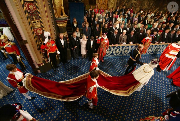 Quatre pages portaient le manteau d'apparat de la souveraine en arrivant à la Chambre des Lords, mais seulement trois en repartant... Image de la cérémonie d'inauguration du Parlement par la reine Elizabeth II, le 4 juin 2014 au palais de Westminster, à Londres. Le rendez-vous rituel au cours duquel la monarque présente l'agenda politique du gouvernement.