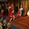 4 - 1 = 3 :ils n'étaient plus que trois à porter le manteau de la reine à l'issue de la cérémonie... Quatre jeunes pages d'honneur officiaient lors de l'inauguration du Parlement par la reine Elizabeth II le 4 juin 2014 au palais de Westminster, à Londres. L'un d'eux, Charles Hope, vicomte Aithrie, a été victime d'un malaise...