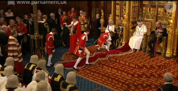 4 - 1 = 3 :ils n'étaient plus que trois à porter le manteau de la reine à l'issue de la cérémonie... Quatre jeunes pages d'honneur officiaient lors de l'inauguration du Parlement par la reine Elizabeth II le 4 juin 2014 au palais de Westminster, à Londres. L'un d'eux, Charles Hope, vicomte Aithrie, a été victime d'un malaise...