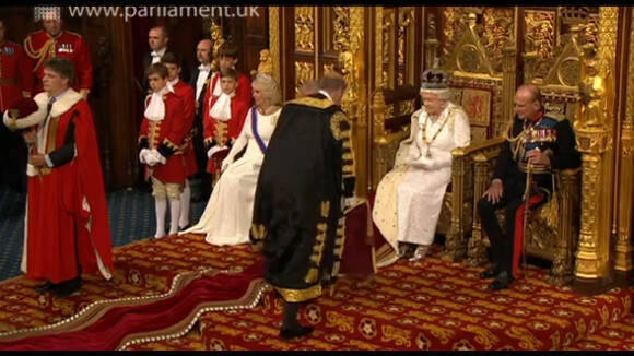 Elizabeth II : Stupeur au Parlement, un page de 12 ans s'effondre brutalement !
