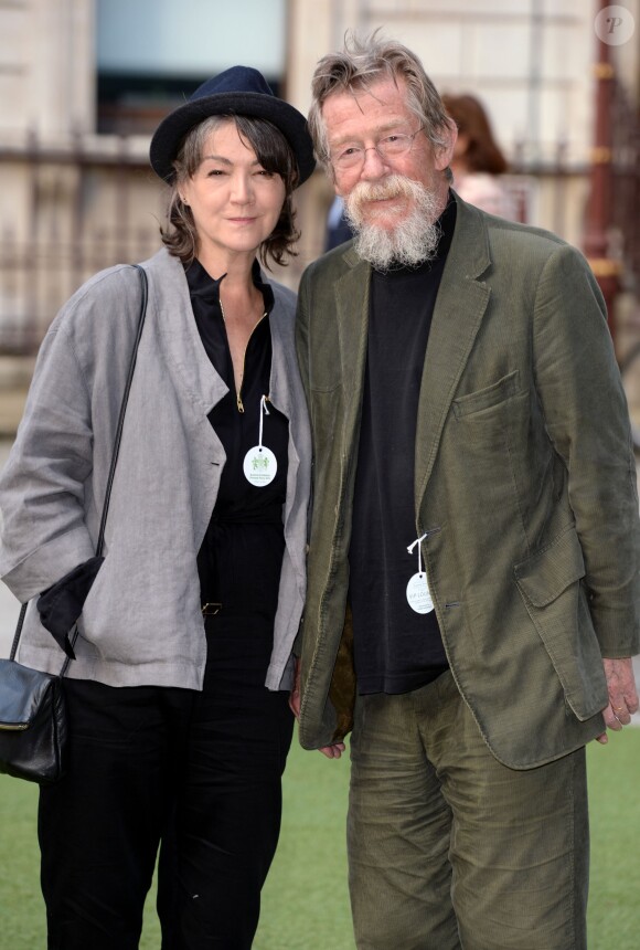 Anwen Rees-Meyers et John Hurt assistent au vernissage de la Summer Exhibition à la Royal Academy of Arts. Londres, le 4 juin 2014.