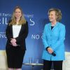 Chelsea (enceinte) et sa mère Hillary Clinton visitent la "The Lower East Side Girls School" à New York. Le 17 avril 2014.