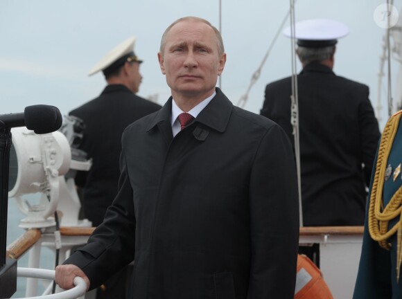 Vladimir Poutine, le président russe, assiste à la commémoration de la victoire de 1945 sur le régime nazi et au 70e anniversaire de la libération de Sébastopol des nazis à Sébastopol, en Crimée, le 9 mai 2014.