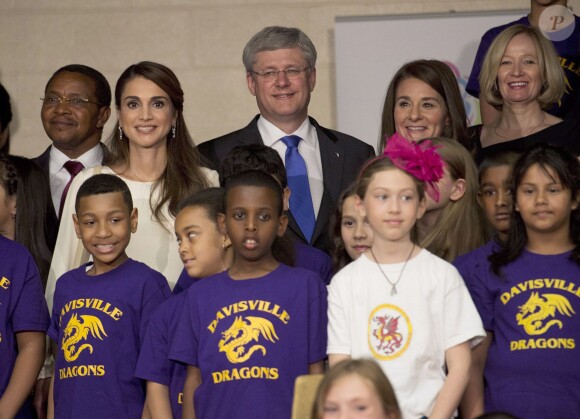 Rania de Jordanie avec le Premier ministre du Canada Stephen Harper et Melinda Gates lors d'un sommet sur les mères et les enfants à Toronto le 29 mai 2014