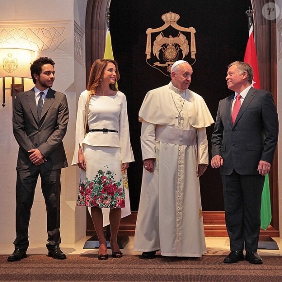 Rania de Jordanie, le prince Hussein et le roi Abdullah II lors de la venue du pape François à Amman en mai 2014