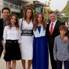 La reine Rania de Jordanie et le roi Abdullah II, le prince Hussein, la princesse Salma et le prince Hashem entourent la princesse Iman de Jordanie sur le campus de l'IAA à Amman le 4 juin 2014 lors la cérémonie de remise de son diplôme de fin d'études.