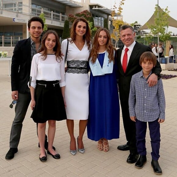 La reine Rania de Jordanie et le roi Abdullah II, le prince Hussein, la princesse Salma et le prince Hashem entourent la princesse Iman de Jordanie sur le campus de l'IAA à Amman le 4 juin 2014 lors la cérémonie de remise de son diplôme de fin d'études.