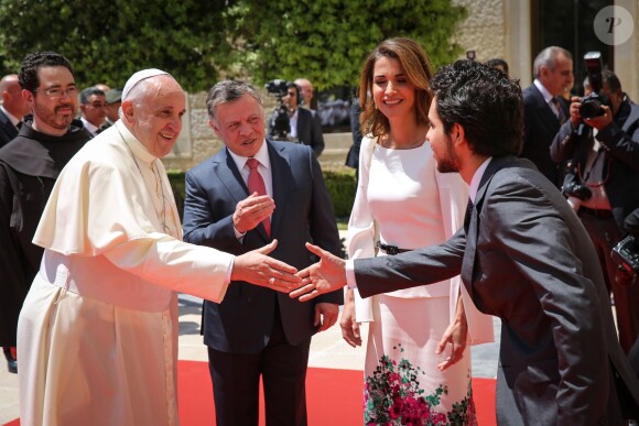 Le prince héritier Hussein de Jordanie salue le pape François en visite à Amman le 24 mai 2014, sous les yeux de ses parents le roi Abdullah II et la reine Rania.