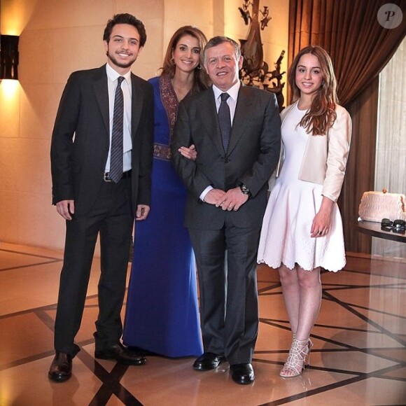 Rania et Abdullah II de Jordanie avec leur fils Hussein et leur fille Iman le jour du mariage de leur nièce la princesse Ayah, en mai 2014