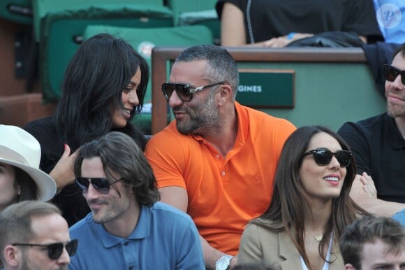 Amel Bent et son ami, Sofia Essaïdi lors des Internationaux de France de tennis de Roland-Garros à Paris, le 5 juin 2014.