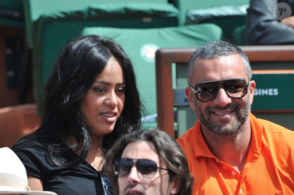 Amel Bent et son ami lors des Internationaux de France de tennis de Roland-Garros à Paris, le 5 juin 2014.