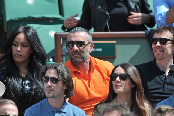 Amel Bent et son ami avec Sofia Essaïdi et son compagnon lors des Internationaux de France de tennis de Roland-Garros à Paris, le 5 juin 2014.